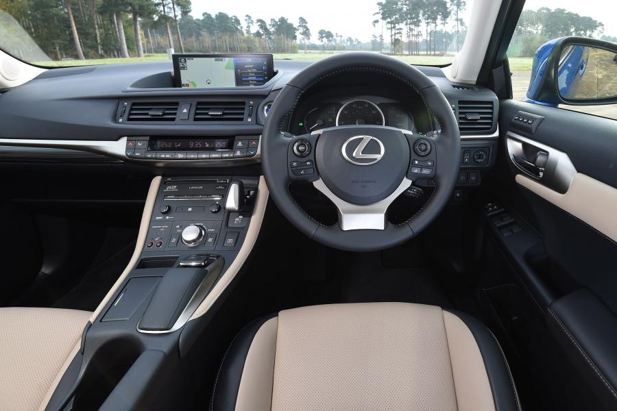 Торпедо Lexus CT200h 2017 года  (UK) (фото 13 из 38)